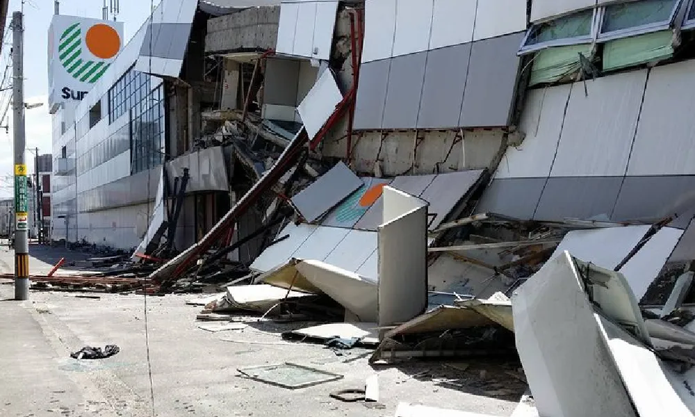 揺れに耐えられず剥がれた壁面