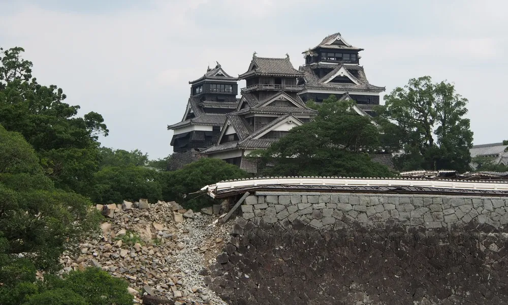 石垣が大きく崩れた熊本城